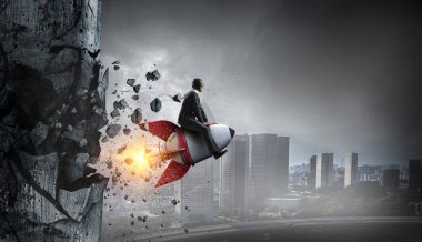 Azimli iş adamı, yangın izleri bırakarak başarı yolunda ilerliyor.