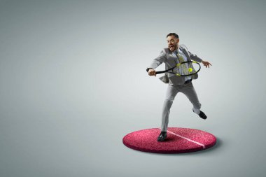 Tenis oynayan beyaz bir adam.