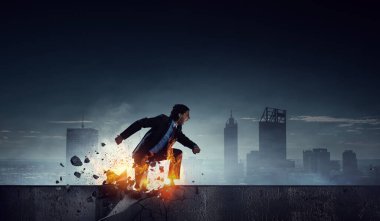 Kararlı işadamı yangın yollar asfalt üzerinde bırakarak