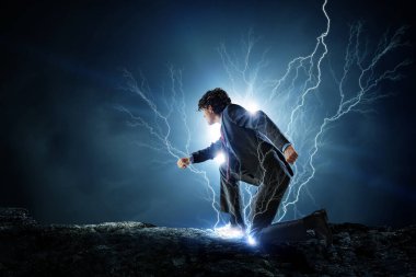 Kararlı işadamı yangın yollar asfalt üzerinde bırakarak