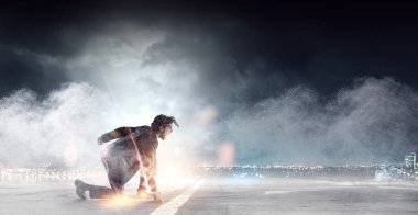 Kararlı işadamı yangın yollar asfalt üzerinde bırakarak