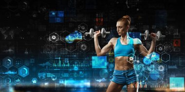 Genç ve güzel bir kız karanlık arka planda egzersiz yapıyor.