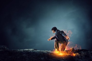 Kararlı işadamı yangın yollar asfalt üzerinde bırakarak