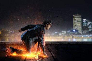 Kararlı işadamı yangın yollar asfalt üzerinde bırakarak