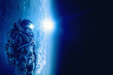 Diğer gezegendeki astronot.
