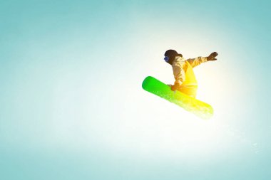 Snowboardcu ve Alpler manzarası. Karışık ortam