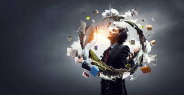 Kulaklıklı genç bir iş adamı. Karışık ortam