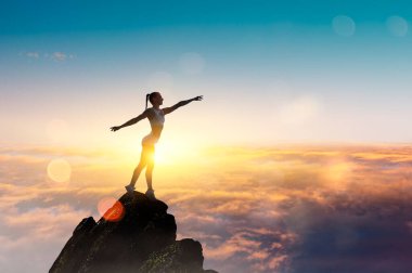 Moda sporu giyen genç ve güzel kız egzersiz yapıyor.