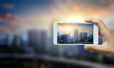 El ele tutuşan akıllı telefon cep telefonu. Karışık ortam