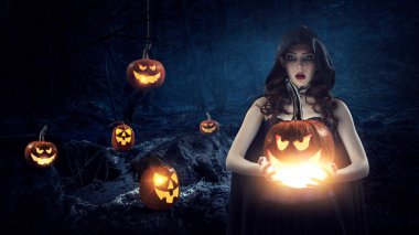 Cadı şapkası ve kostümü giymiş güzel bir kadın.