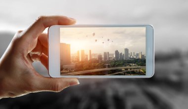 El ele tutuşan akıllı telefon cep telefonu. Karışık ortam