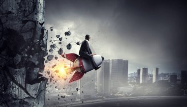 Azimli iş adamı, yangın izleri bırakarak başarı yolunda ilerliyor.