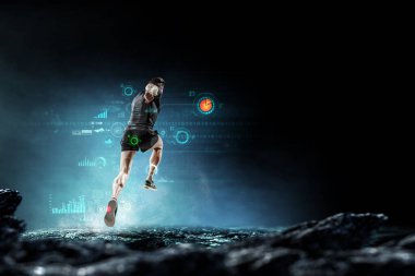 Spor giyimli bir adam koşuyor. Karışık ortam