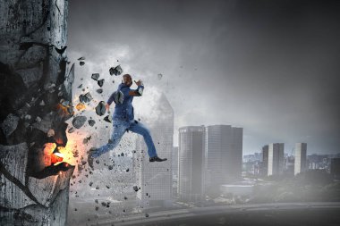 Azimli iş adamı, yangın izleri bırakarak başarı yolunda ilerliyor.