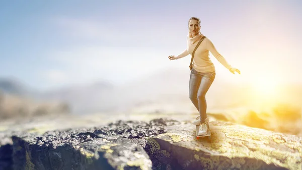 Junge Frau auf ihrem Skateboard — Stockfoto