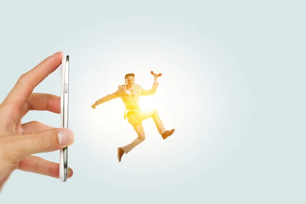 Porträt eines energiegeladenen Geschäftsmannes beim Sprung ins Freie — Stockfoto