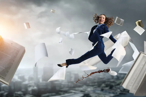 Retrato de empresária enérgica pulando ao ar livre — Fotografia de Stock