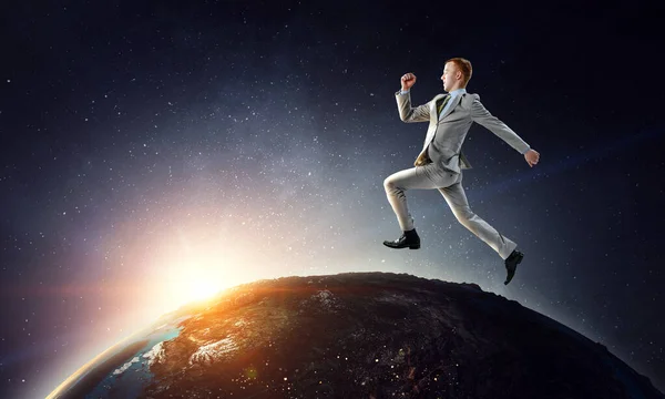 Porträt eines energiegeladenen Geschäftsmannes beim Sprung ins Freie — Stockfoto