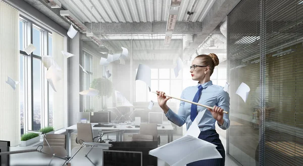 Strikt och seriös affärskvinna i glasögon på tomt kontor — Stockfoto
