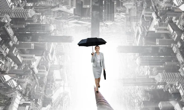 Бізнес-леді бігають з парасолькою. Змішані носії — стокове фото