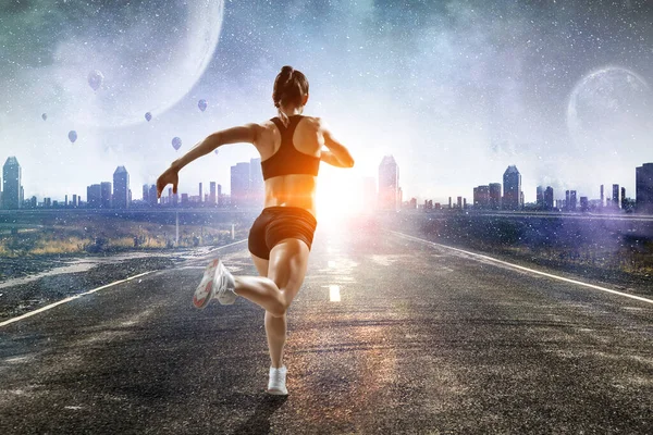 Ung kvinnlig löpare. Blandade medier — Stockfoto
