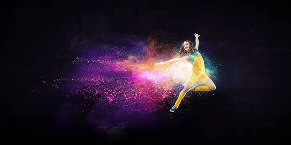 Młoda kobieta skacząca w powietrzu — Zdjęcie stockowe