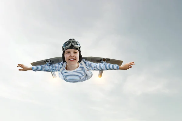 Felice ragazzino che vola indossando casco — Foto Stock