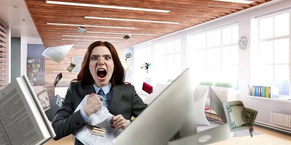 Ung stressad kvinna rippa dokument med frustrerad ansiktsuttryck. — Stockfoto