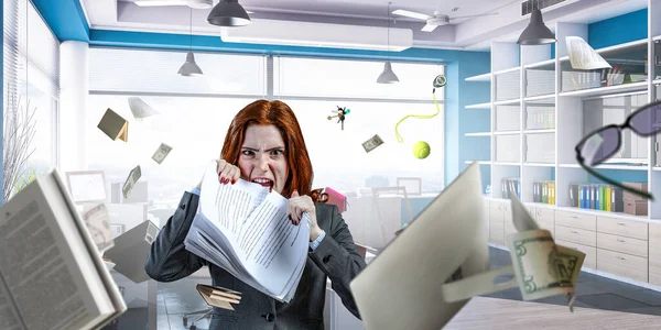Jeune femme stressée déchirant des documents avec une expression faciale frustrée. — Photo