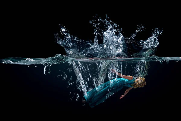 水の下の緑のドレスの女の子 — ストック写真