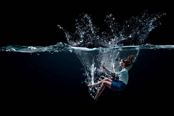Een jonge zakenvrouw die onder water zwemt. Gemengde media — Stockfoto