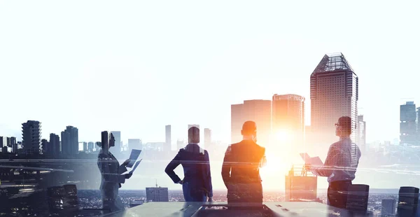 Groep zakenmensen schetst met verlichte achtergrond — Stockfoto