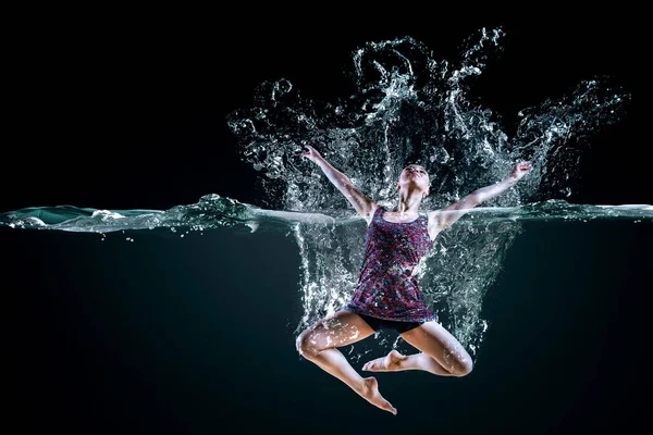 Professionell kvinna simmare på en våg — Stockfoto