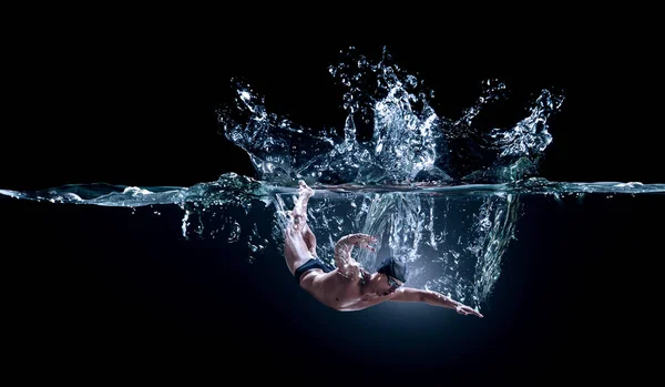 Homem profissional nadador em uma onda — Fotografia de Stock