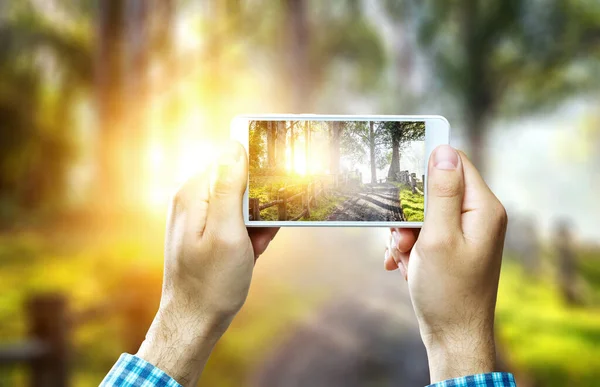 El ele tutuşan akıllı telefon cep telefonu. Karışık ortam — Stok fotoğraf