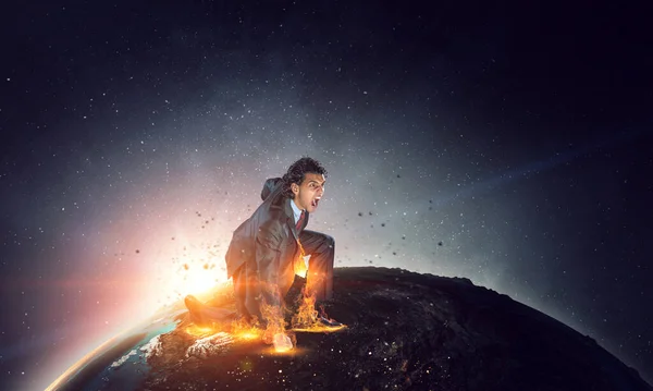 Решительный бизнесмен оставляет следы огня на асфальте — стоковое фото