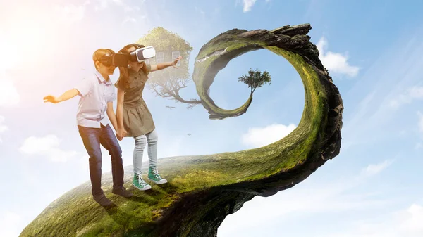 Діти в окулярах віртуальної реальності — стокове фото