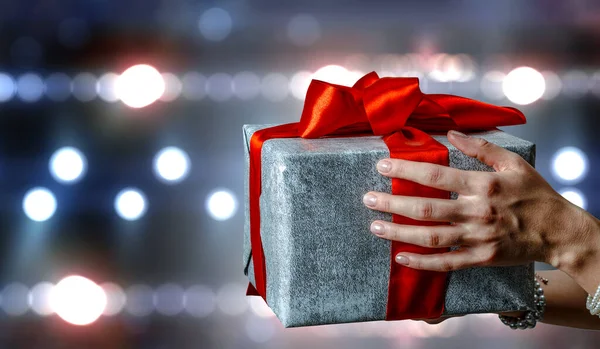 Primo piano mani dando scatola regalo sorpresa — Foto Stock