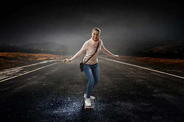 Junge Frau auf ihrem Skateboard — Stockfoto