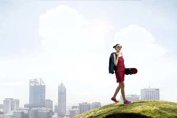 Menina bonita com skate board — Fotografia de Stock