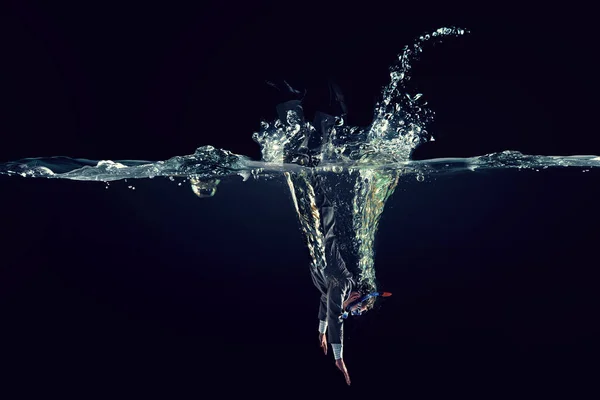 Lustiger Geschäftsmann schwimmt unter Wasser. Gemischte Medien — Stockfoto