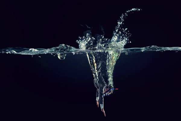 Divertente uomo d'affari che nuota sott'acqua. Mezzi misti — Foto Stock