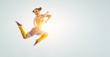 Genç bir kadın havaya zıplıyor