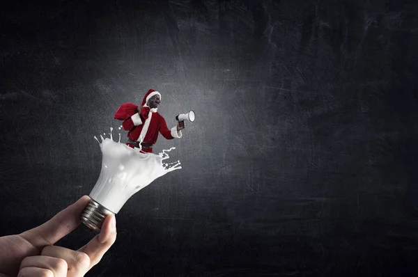 Санта Клаус объявляет с мегафоном — стоковое фото