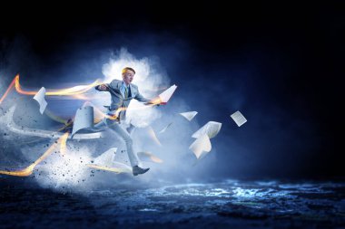 Açık havada zıplayan enerjik iş adamının portresi