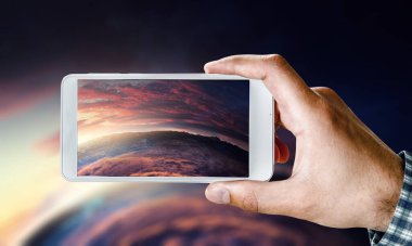 El ele tutuşan akıllı telefon