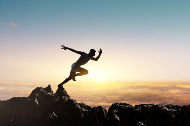 Günbatımına karşı koşan adam gökyüzü arka planı