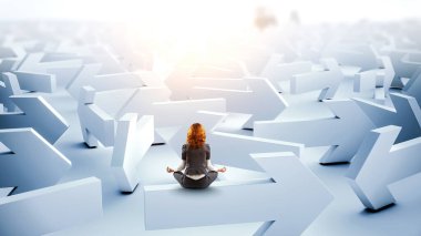 Güzel iş kadını meditasyon yapıyor.