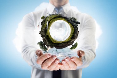 Çimen ve temiz suyla yeşil küre manzarası