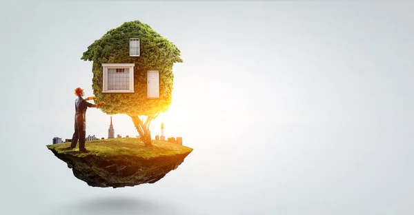 Маленький эко-дом на зеленой траве — стоковое фото